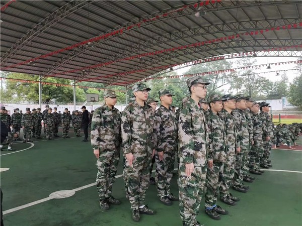 13岁孩子叛逆学校